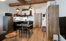 Stylish Centrally Located 1Br Apartment With Parking